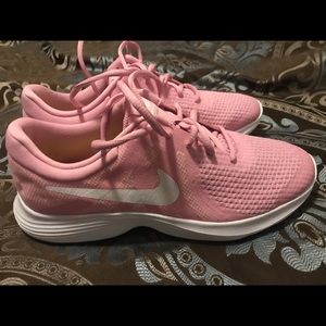 Women’s Nike tennis shoes